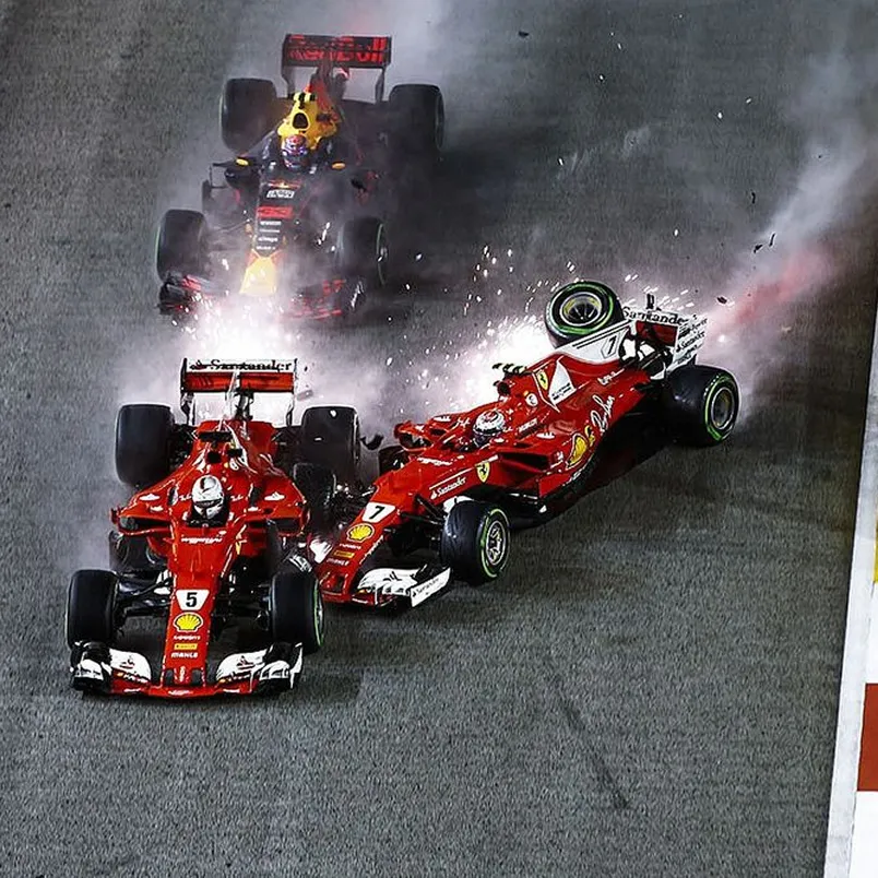 Crash between 2 Fomula 1 cars