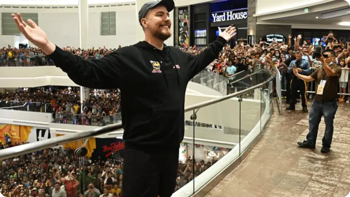 MrBeast devant la foule lors d'un rassemblement avec ses abonnés.